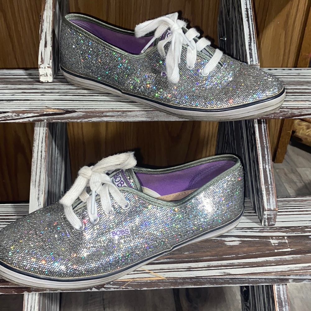 Youth bobs size 6. Sparkly silver color.